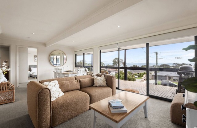 Springs Getaway- Bayviews, 3 bedroom, close to boat ramp, Family Friendly, Aircon, WIFI