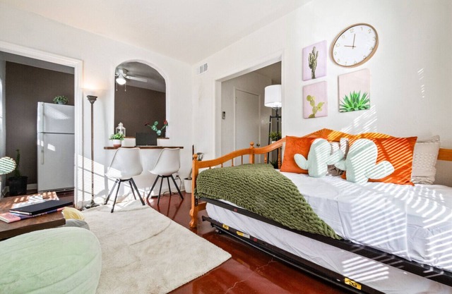 Springtime Oasis! Sun-Kissed 1BR Near UofA