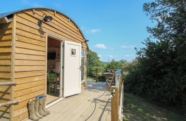 SQUIRREL'S DREY, romantic, with open fire in Clun