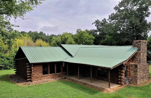 St. Eustace Family Lodge: Cabin adjoining National Forest