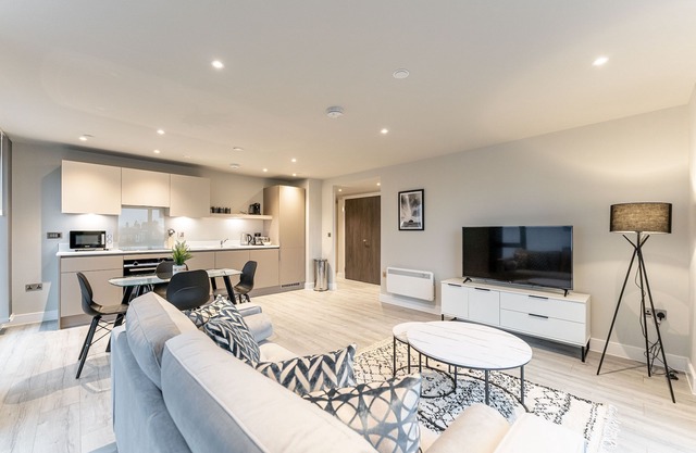 St Martin's Place: Luxe Apartment in BMH Centre