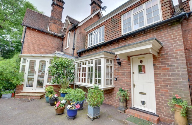 Stable Mews Cottage - Two Bedroom House, Sleeps 4