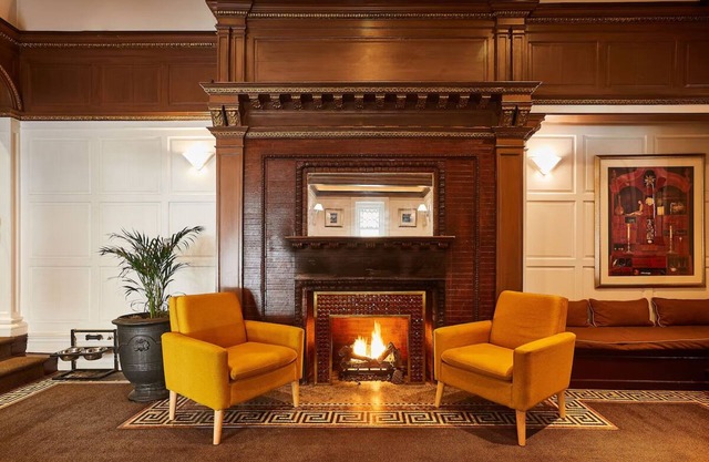 Standard Queen Space, The Alexander Inn, Charming Design, Central Philly