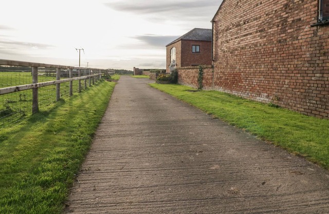 STANEGATE, pet friendly, with a garden in Brampton, Cumbria