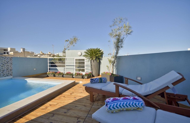 Stanislaus apartment 2 with communal pool near the sea and marina in Msida