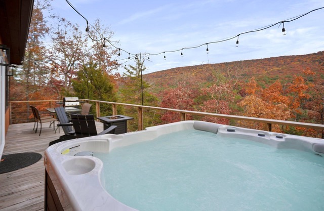 Starstone Chalet - Hot Tub! Mountain Views!