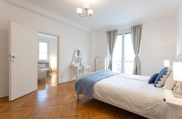 STATE OPERA SUITE CITY CENTER "Santorini"