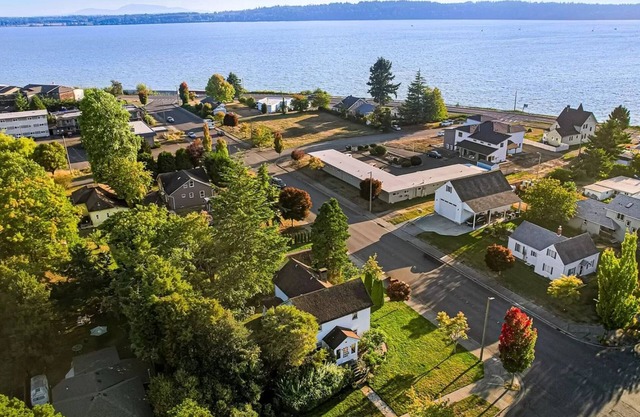 STATELY HOME 5 beds/2 baths on 1/3 acre. Walk to downtown & Canadian Border.
