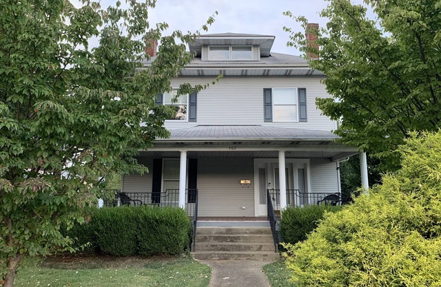 Stately home conveniently located in the city with a riverfront view!