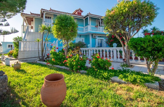 Stathis Beachfront Luxury Rooms 6