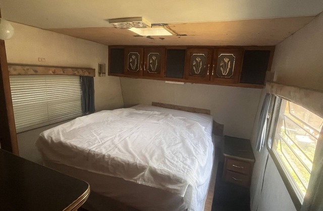 Stationary camper with electric & water