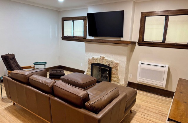 Stay at Joan’s Place! Charming, updated 2-bedroom house in Mac Groveland