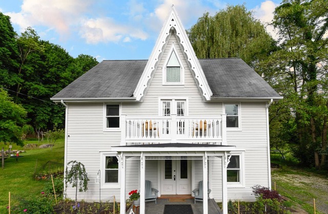 Stay at Sparrow House: A Cozy, Waterfront Retreat in the Hudson Valley