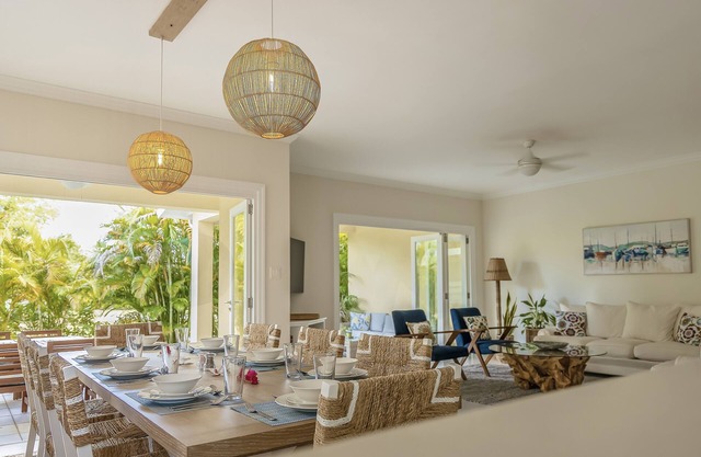 STAY AWHILE - EXCLUSIVE HOME POOL GYM BEACH ACCESS