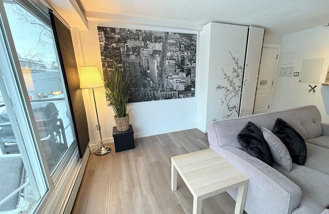 Stay in the heart of Calgary/stylish/cozy/pet friendly 2bedroom condo