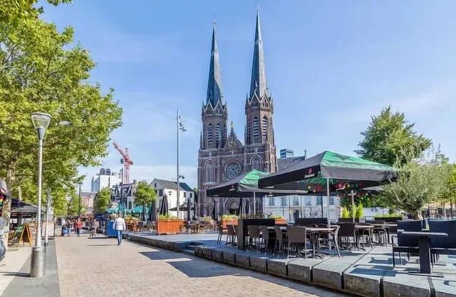 Stay in the heart of Tilburg! Enjoy your own kitchen, dining nook, air conditioning, and smart TV—all just steps from shops, cafes, and transport. Note: Images are not real, as the rooms are still under construction.