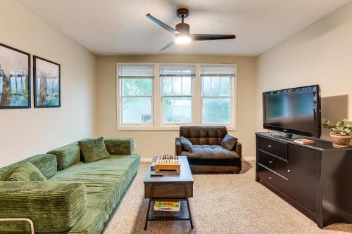 Stay Near the Derby and Downtown! Louisville Apt