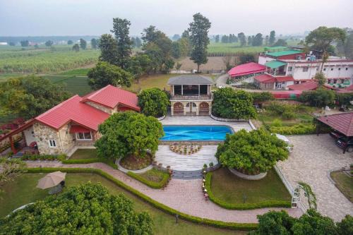 StayVista at Dudly Manor with Swimming Pool