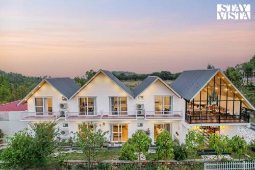 StayVista at SilverSpring Cottage with Valley View & Bonfire