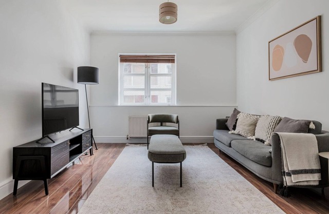 Stellar Aldgate 1BR, nr Aldgate East Station & Shoreditch, by Blueground