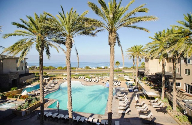 Steps Away from South State Beach: Onsite Pool and Parking, Pets are Welcome!