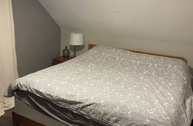 Steps from KGH, Queen's U and the Pier!