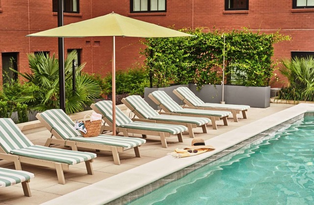 Steps from River Street + Outdoor Pool & Bike