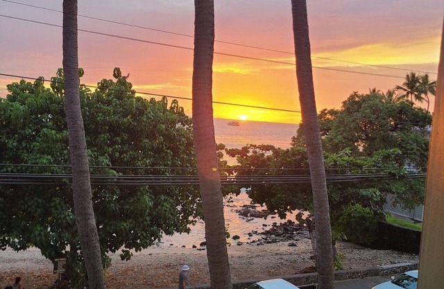 Steps from the beach! - Historic downtown Kailua-Kona; Pool, BBQ, & Hot Tub!