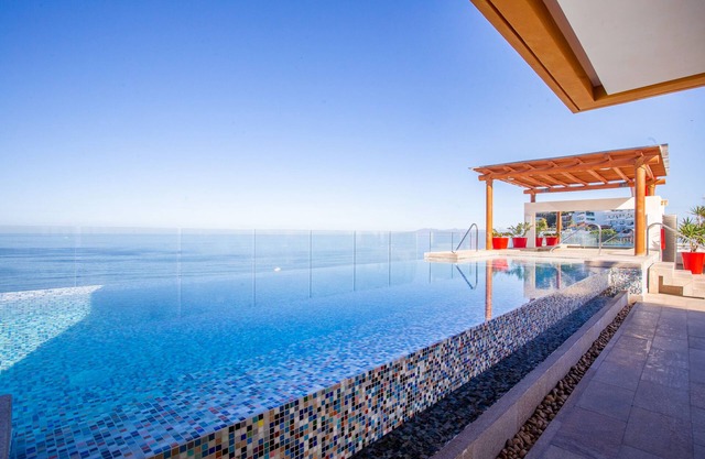 Steps from the beach, pool & gym