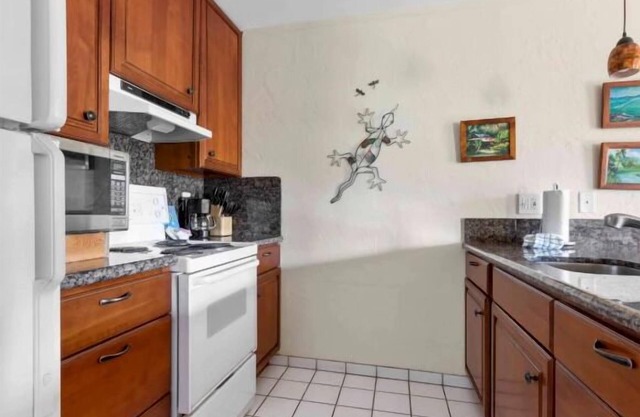 Steps from the Ocean! 4 Stunning View Suites | Balcony and Kitchen + 3 Pools