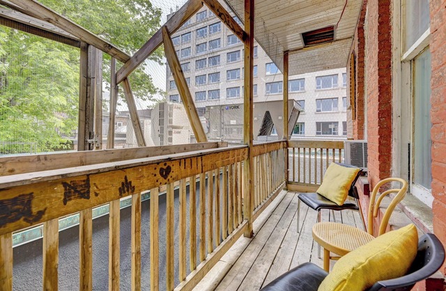 Steps to Nightlife, Bixi, Festivals & Eats
