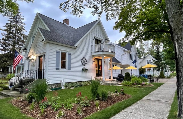 Steps To The Beach & 2 Blocks To Downtown Frankfort - Sleeps 10-11