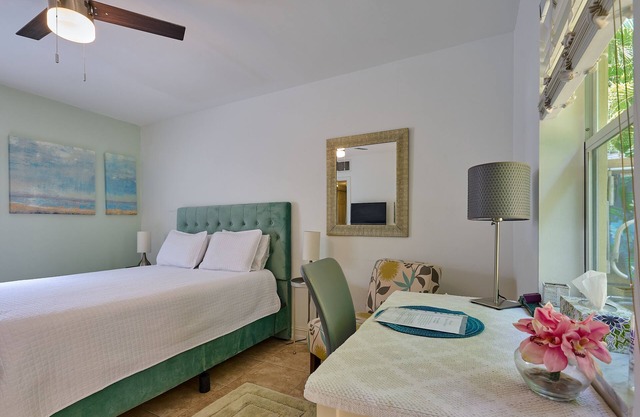 Steps to the beach! Secluded,! Private patio! Book now for season!