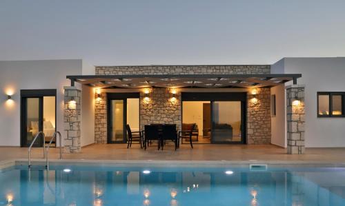 Sternes Tropicana Executive Villa with pool, by Comfortbnb