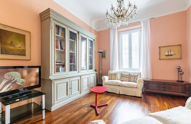 Stibbert & Statuto Elegant Flat with Balcony