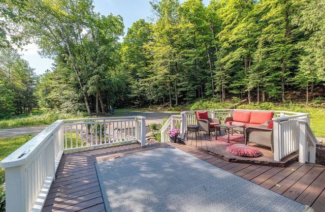 Stocked Forest Retreat Near Algonquin & Beach! Private Pet Friendly Sleeps 6