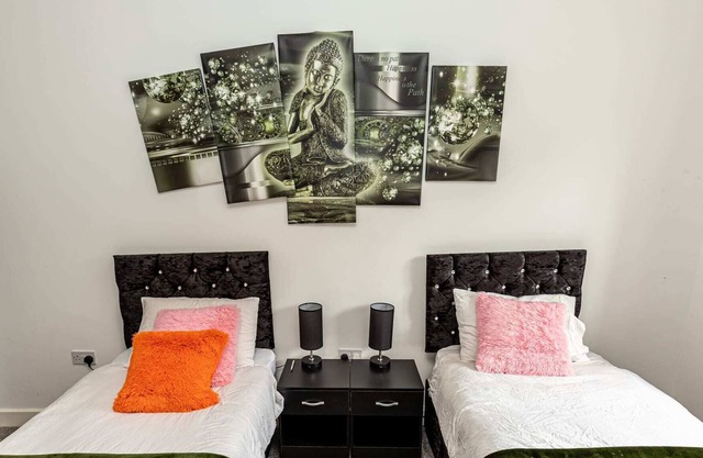 Stockton Heights - 2 Bedroom, Top Floor Apartment. Centrally located in Warringt