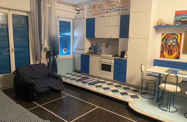 Stone by the sea. 30 meters from the beach. Up to 6 people.