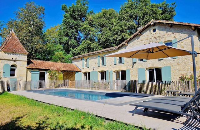 Stone country house, swimming pool, 5 bedrooms, sleeps 12