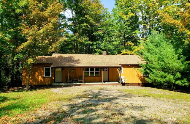 Stone fireplace, Kingsize beds,3 baths,3 bdrms,2 creeks,10 acres,covered decks,