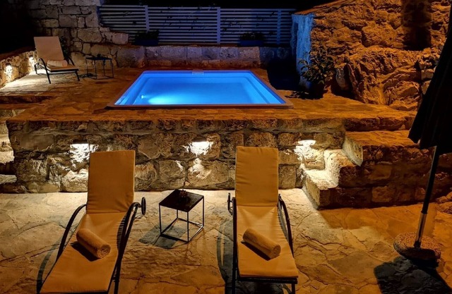 Stone Holiday Home in Brotnice Dalmatia with Bubble Bath