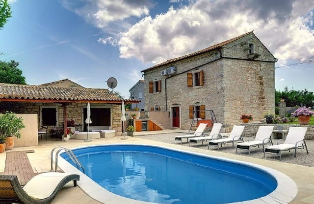 Stone house, 5 km to the beach, private pool, 8 people, free WiFi, terrace, BBQ