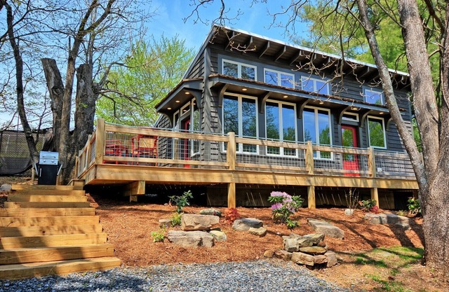 Stone House Aerie-Open for Bookings! Walk downtown, Hot Tub