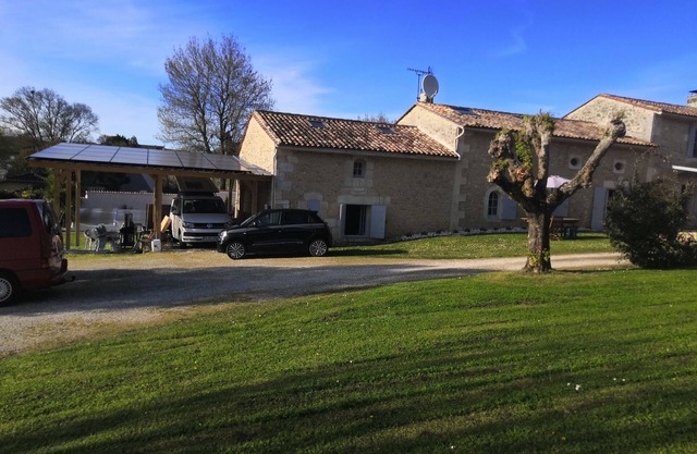 Stone house, large heated pool and spa, between Bordeaux and St Emilon