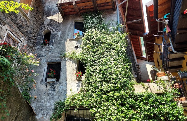 Stone house of 1100 on three levels a few steps from the lake with free boat