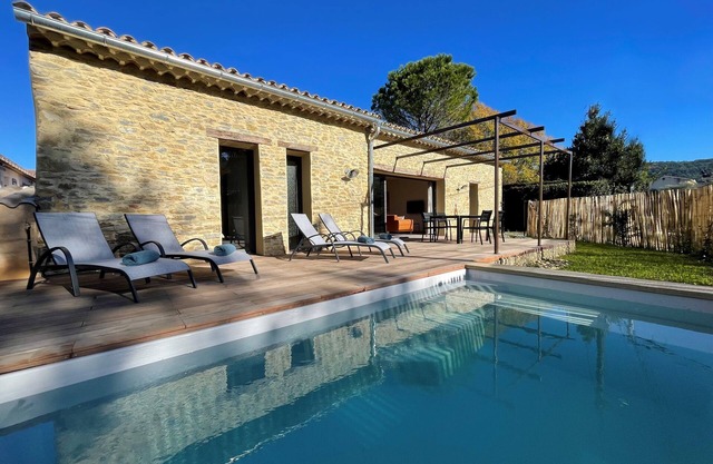 Stone villa at the foot of the Dentelles de Montmirail, heated swimming pool