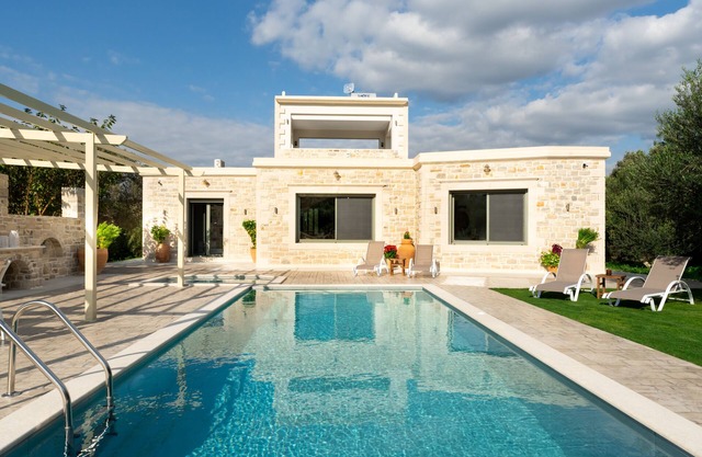 Stonebuilt villa in the middle of an enclosed area of 5500 m2.