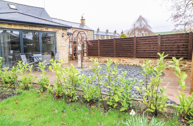STONEY WALL, romantic, with hot tub in Haltwhistle