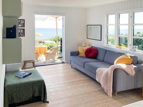 Strandhus I Første Række Ved Hølken Strand