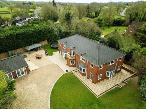 Stratford 4 BR Family Mansion with Pool, Gym BBQ
